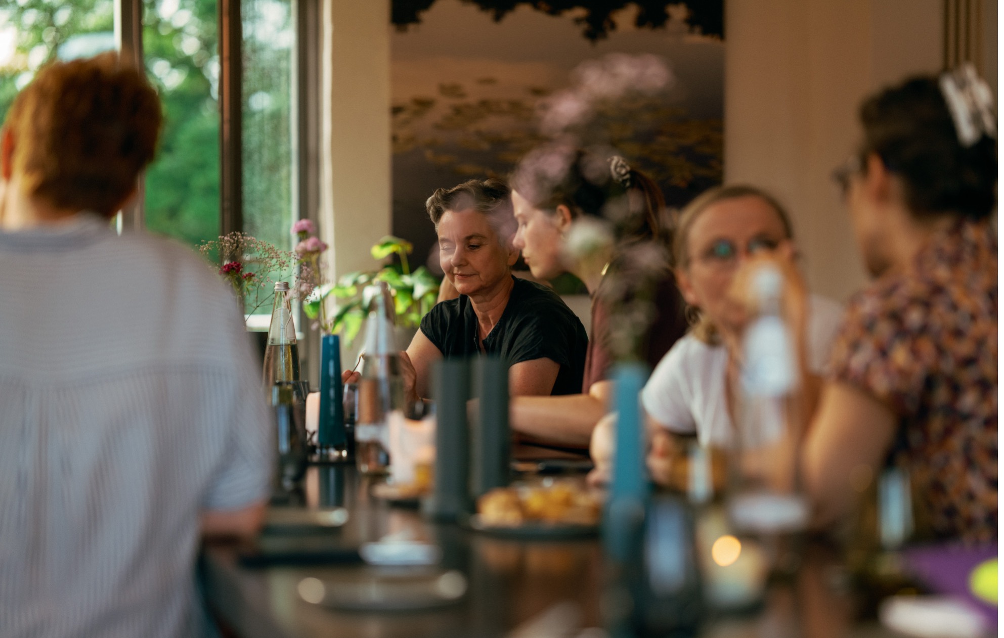 Marion King steht mit Teilnehmenden im Austausch