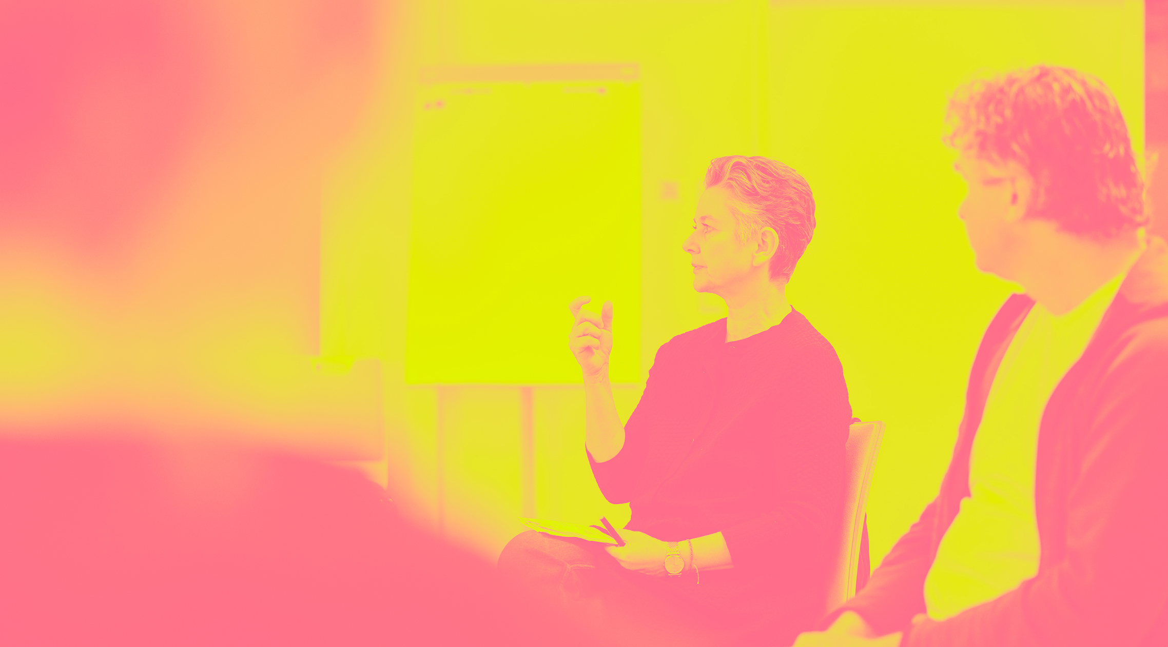 Marion King moderiert einen Workshop zu New Work, und Veränderung mit einer Gruppe