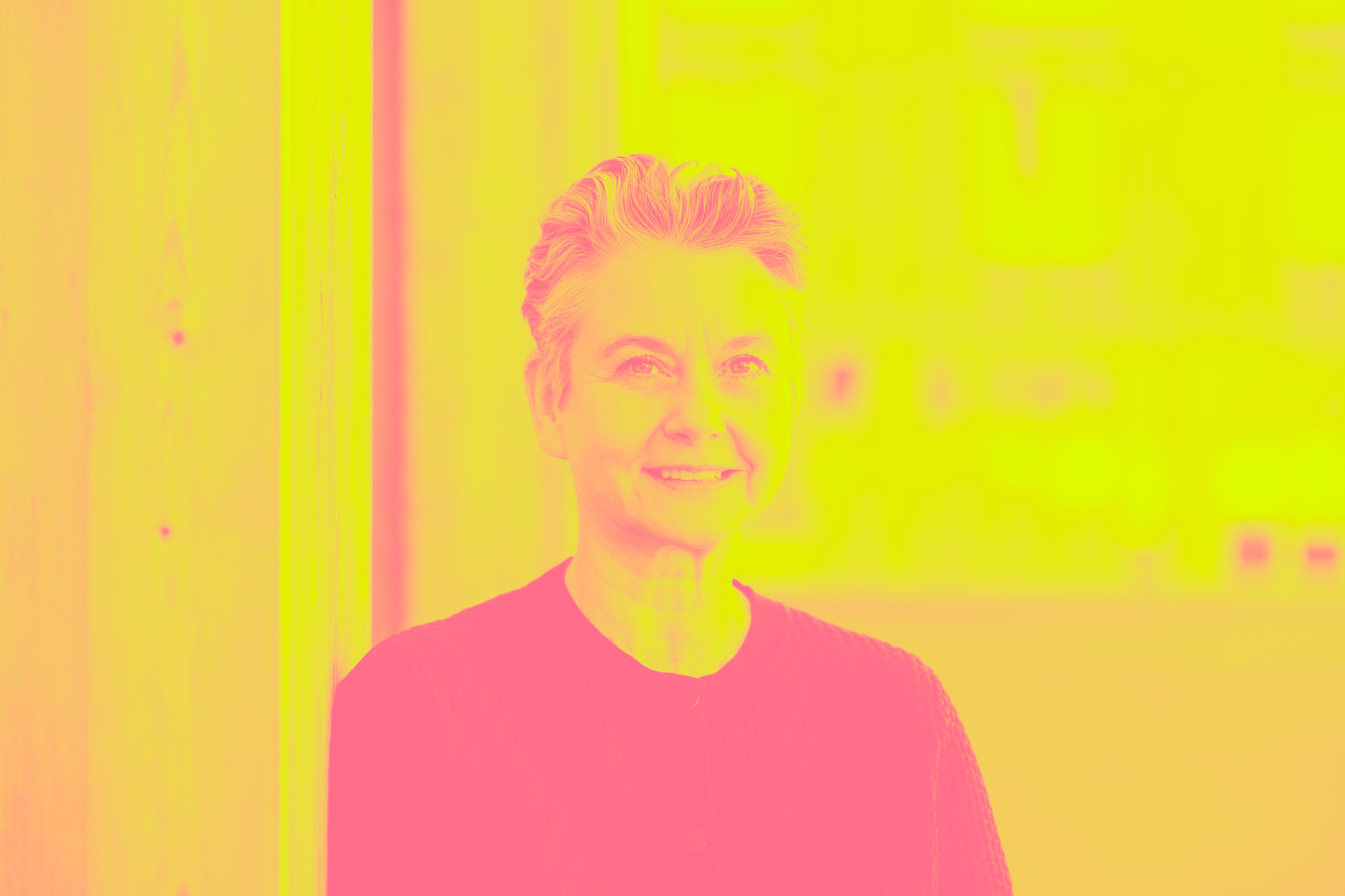 Frontales Portraitfoto von Marion King mit Blick in die Kamera