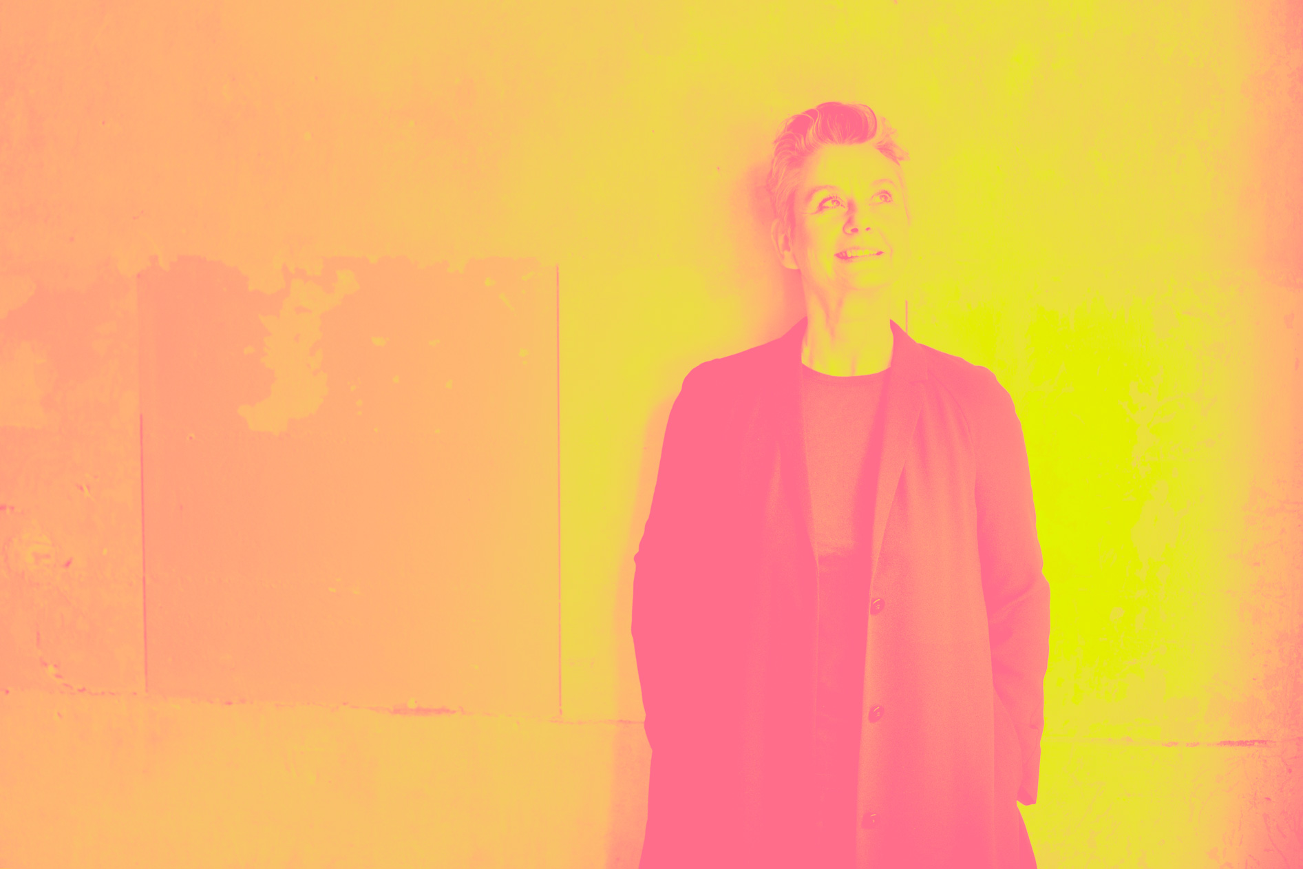 Portraitfoto von Marion King, Beraterin, Autorin und Coach vor einer Wand