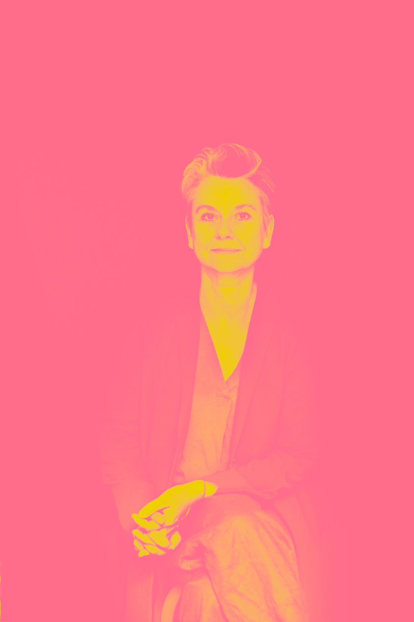 Portraitfoto von Marion King im Sitzen