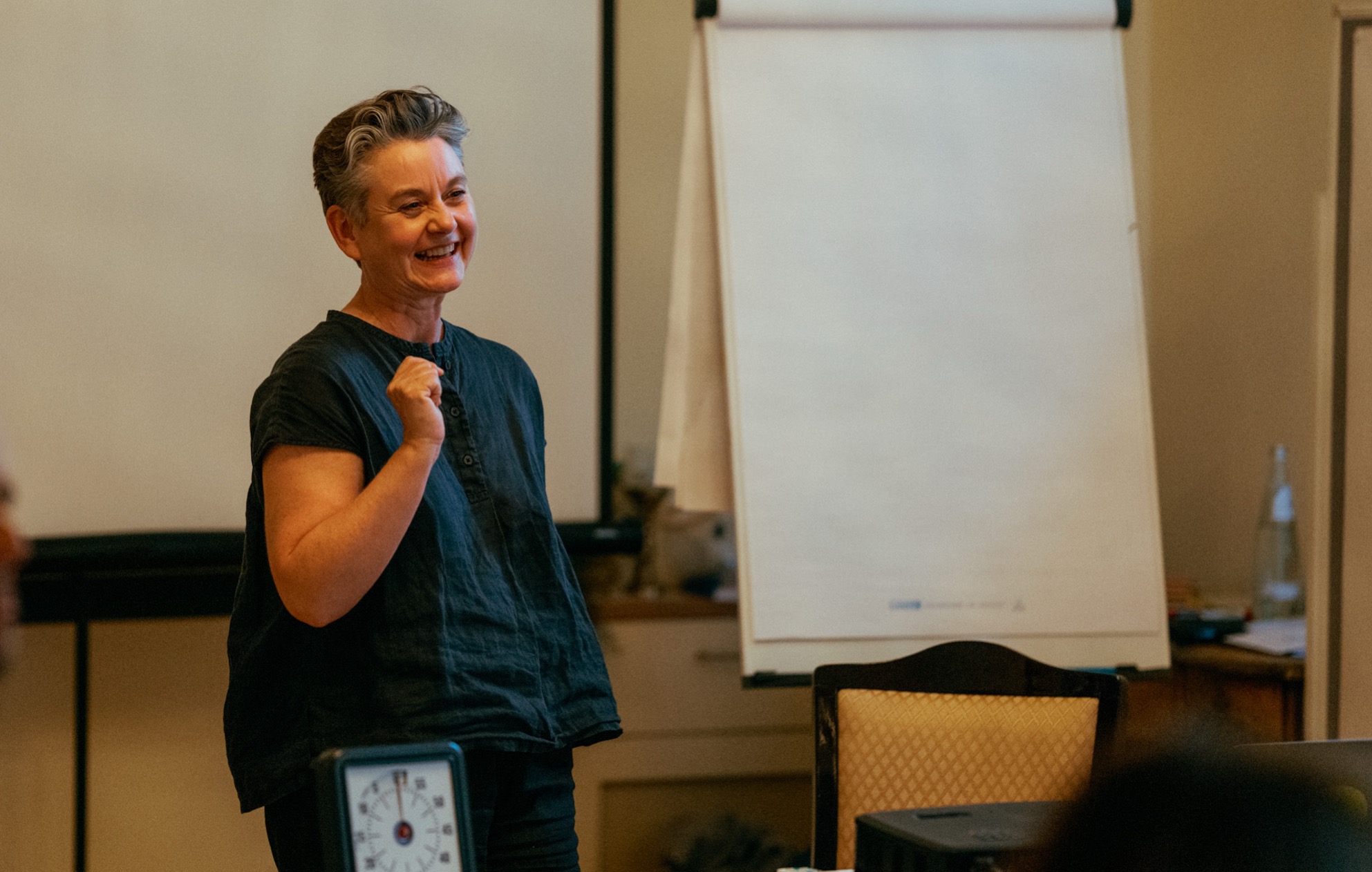 Marion King moderiert eine Workshopsequenz der New-Work-Ausbildung vor einer Gruppe.