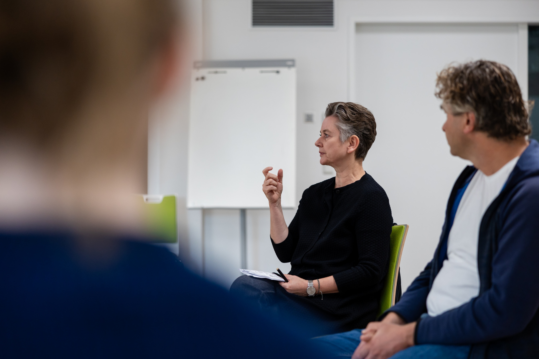 Teilnehmende der New-Work-Ausbildung sitzen in einer Abschlussrunde und teilen Erkenntnisse
