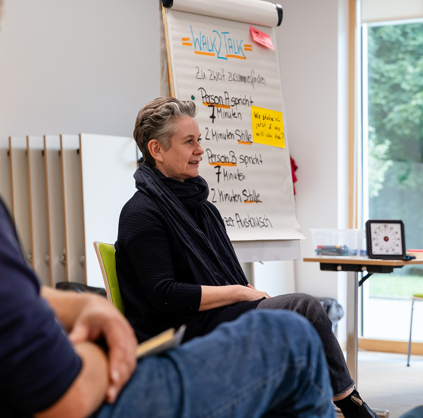 Marion King arbeitet in einem Workshop mit einer Gruppe an kollaborativen New-Work-Methoden