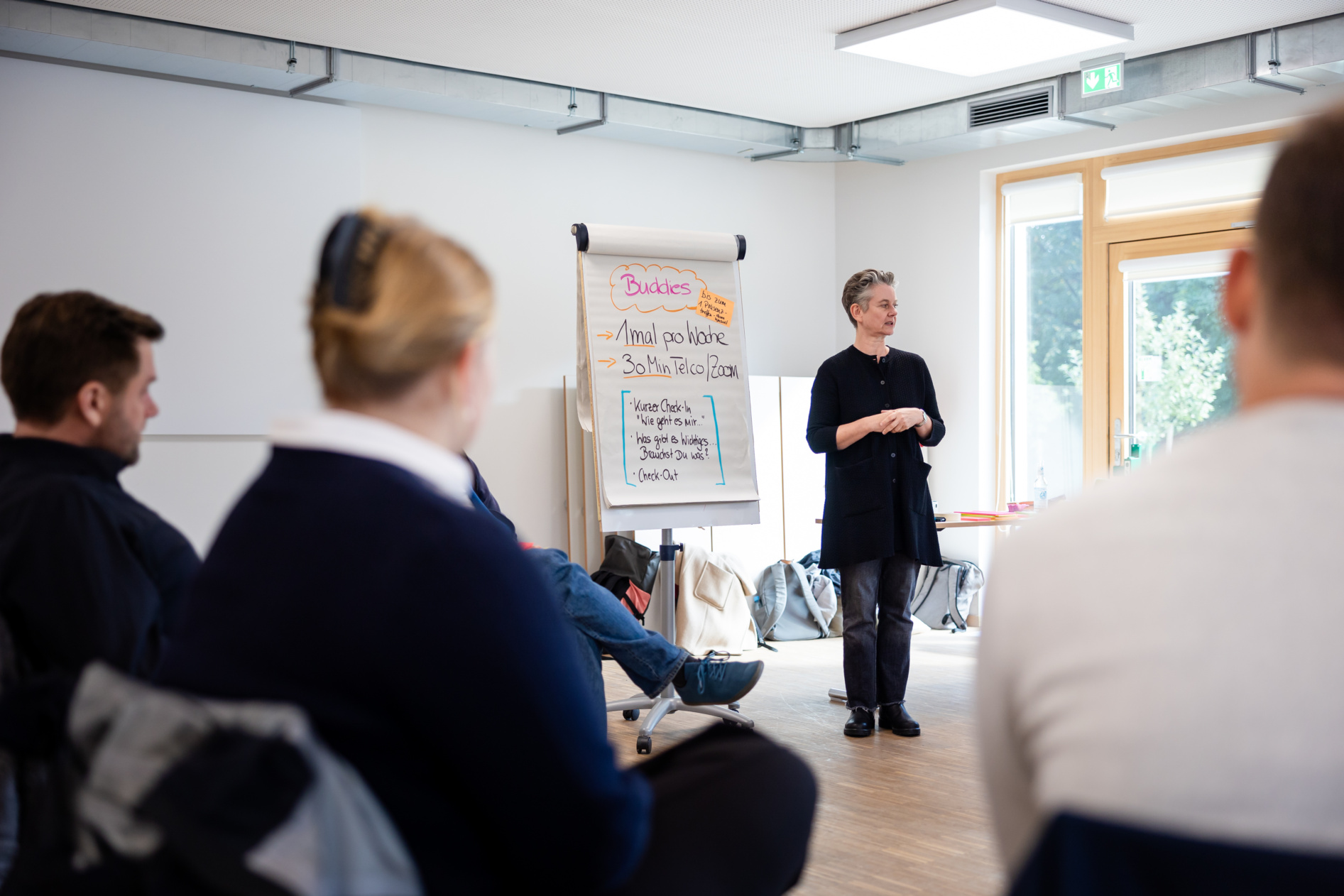 Marion King moderiert eine Gruppenübung zur Zusammenarbeit und leitet die Teilnehmenden durch den Prozess